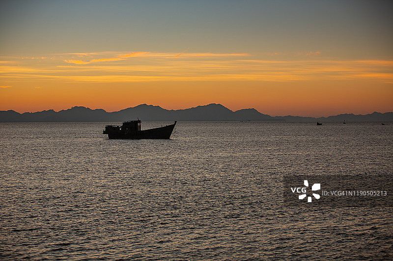 2014年12月12日，缅甸妙乌：船只将稻米从乡村运往城镇图片素材