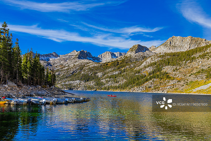 加利福尼亚内华达山脉宁静的南湖图片素材