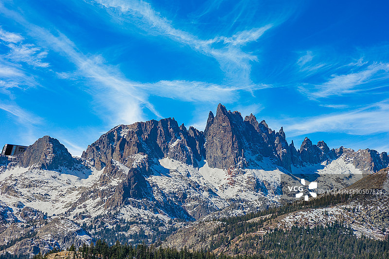 内华达山脉白雪皑皑的尖塔山脊图片素材