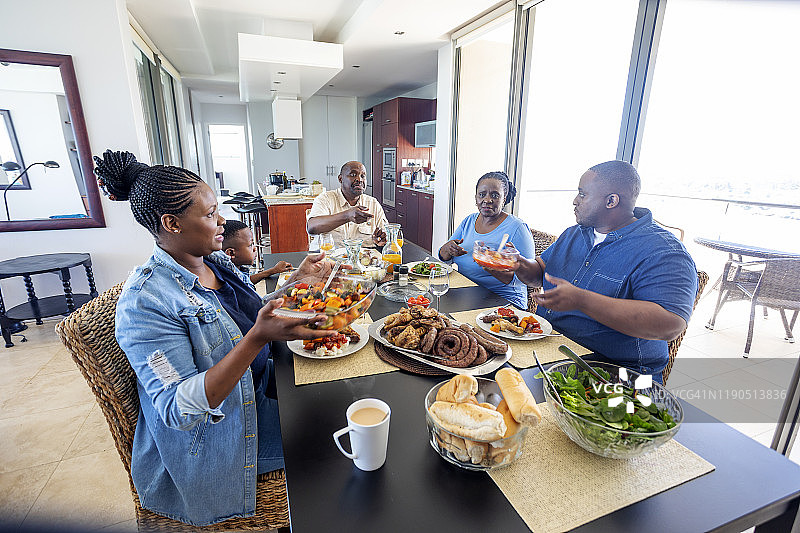 一家人一起在餐桌上分食物图片素材