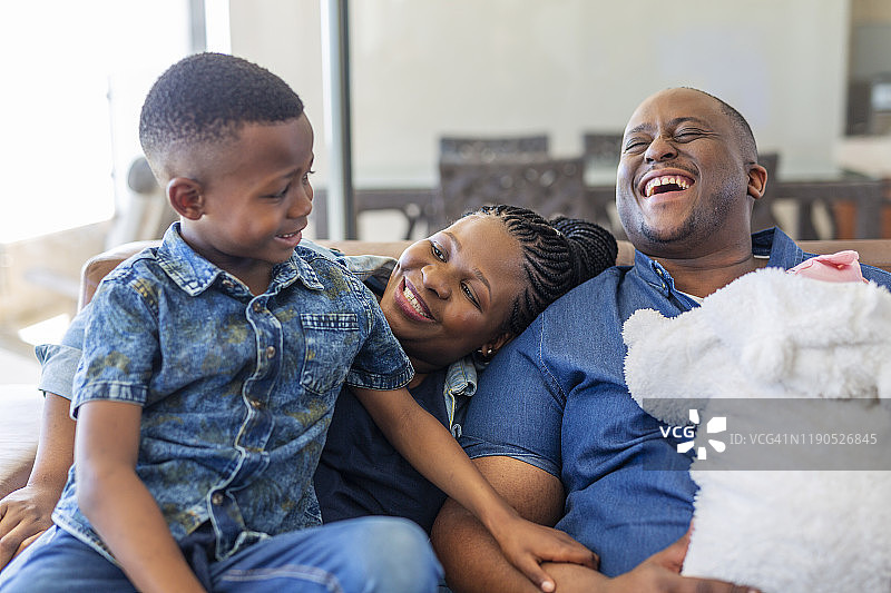 快乐的年轻非洲家庭居家生活图片素材