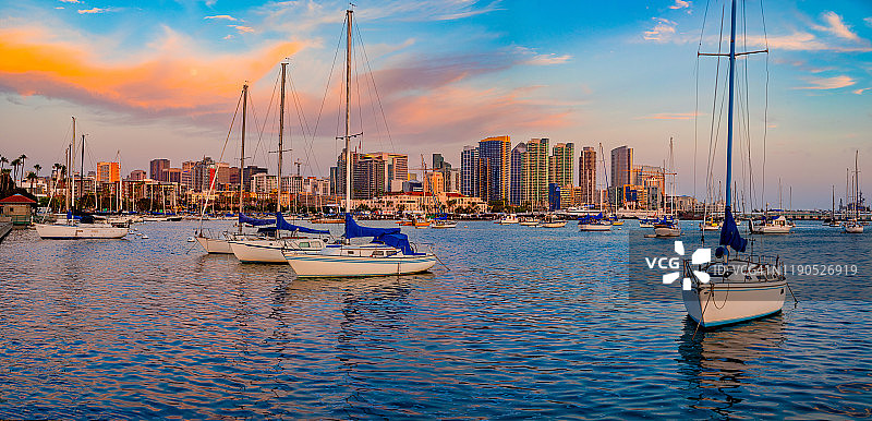 加利福尼亚州圣地亚哥海滨港天际线图片素材