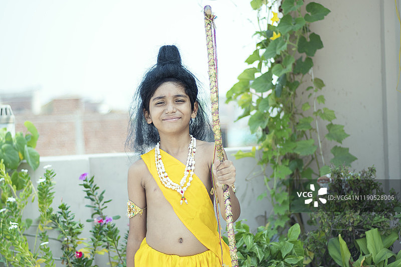 打扮成罗摩神的小男孩图片素材