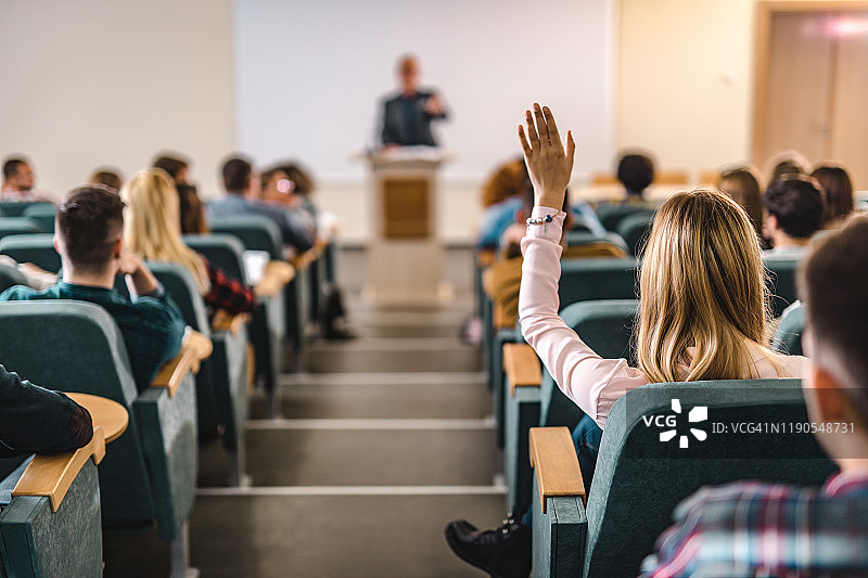 大学生在圆形剧场举手的后视图图片素材
