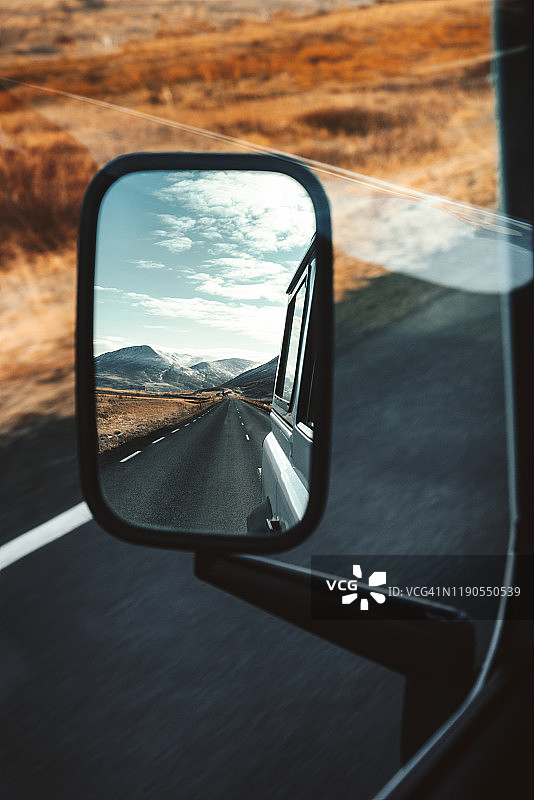 冰岛行驶中汽车后视镜图片素材