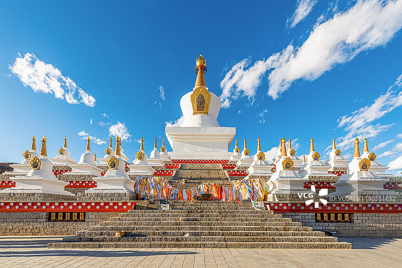 稻城的藏族白塔，藏传佛教的佛塔宗教纪念碑图片素材