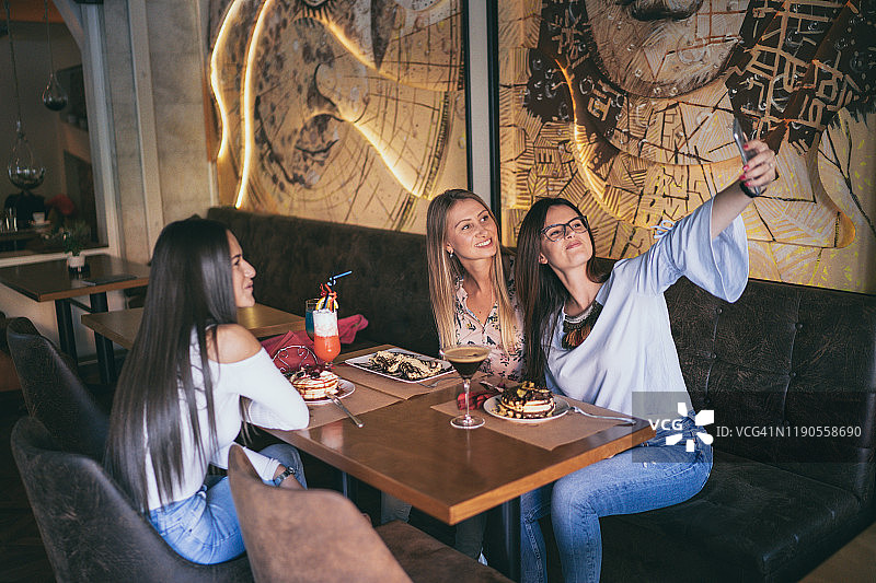 在餐厅自拍图片素材