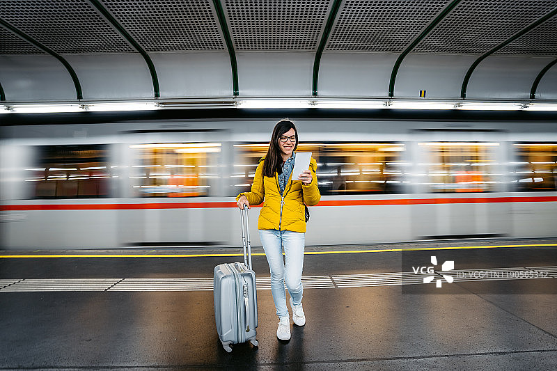 乘坐地铁的女性游客图片素材
