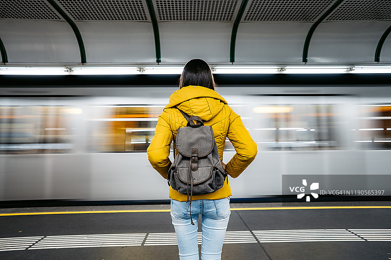 等待地铁列车图片素材