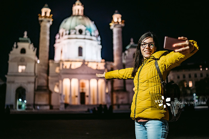 女子与圣查尔斯教堂自拍图片素材