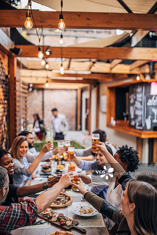 在酒吧聚会的朋友们图片素材