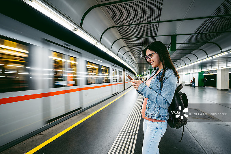 乘车前的消磨时间图片素材