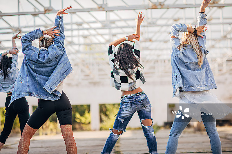 四个街舞女舞者图片素材