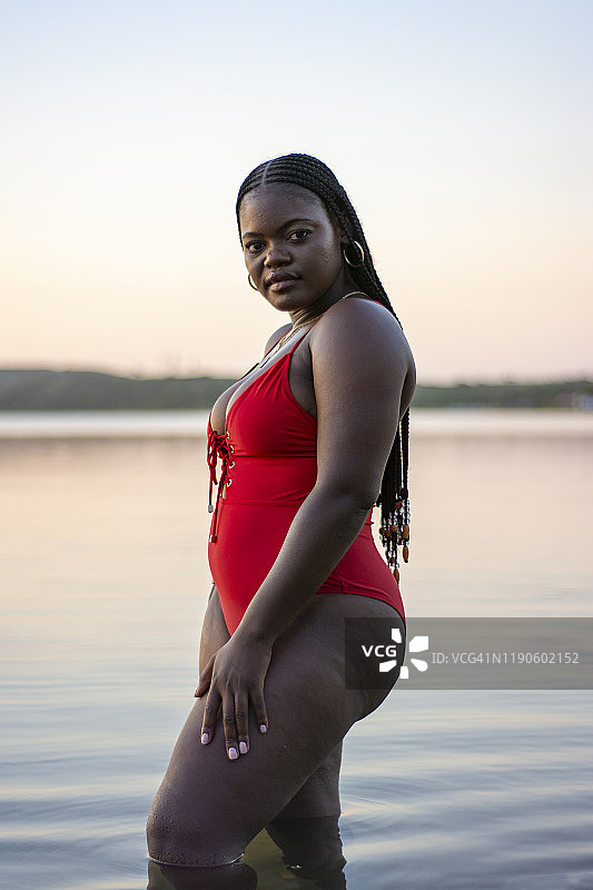 日落时分，海洋中自信美丽的黑人女性图片素材