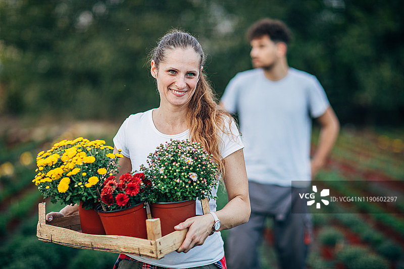 女人在花卉农场户外工作图片素材