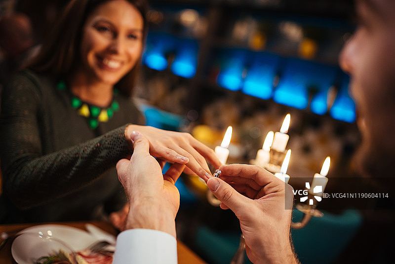 男人将戒指戴在女友的手指上图片素材