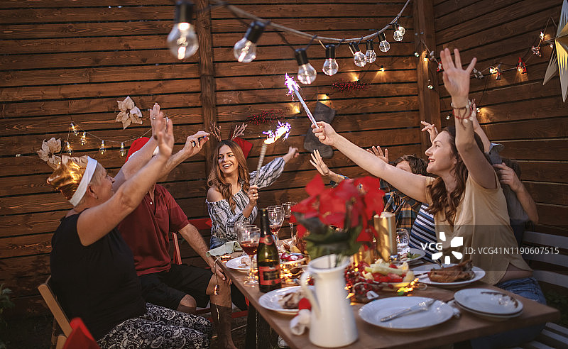 一家人多年来一起庆祝圣诞节图片素材