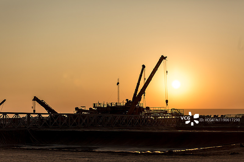 日落时的石油压裂钻机图片素材