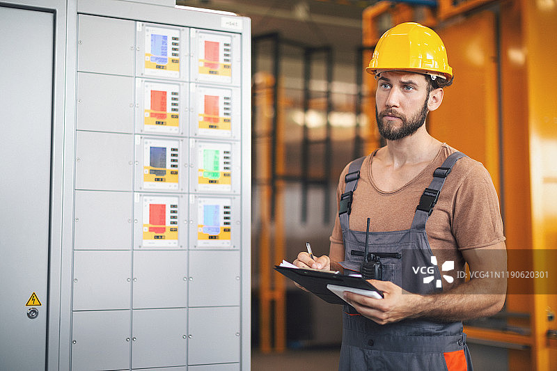 在工厂操作机器的工人图片素材