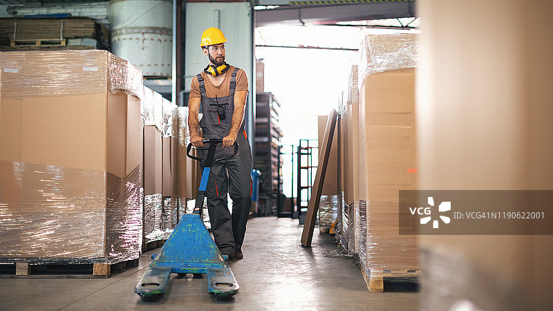 工厂工人使用叉车图片素材