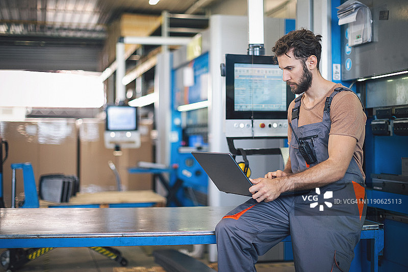 在工厂编程机器的工人图片素材