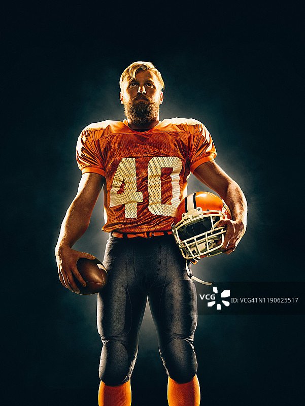 比赛中的橄榄球运动员图片素材