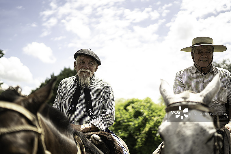 高乔人在骑马图片素材