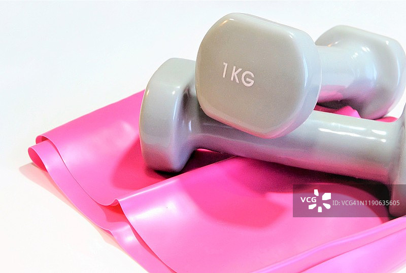 一公斤重物和弹性运动带图片素材