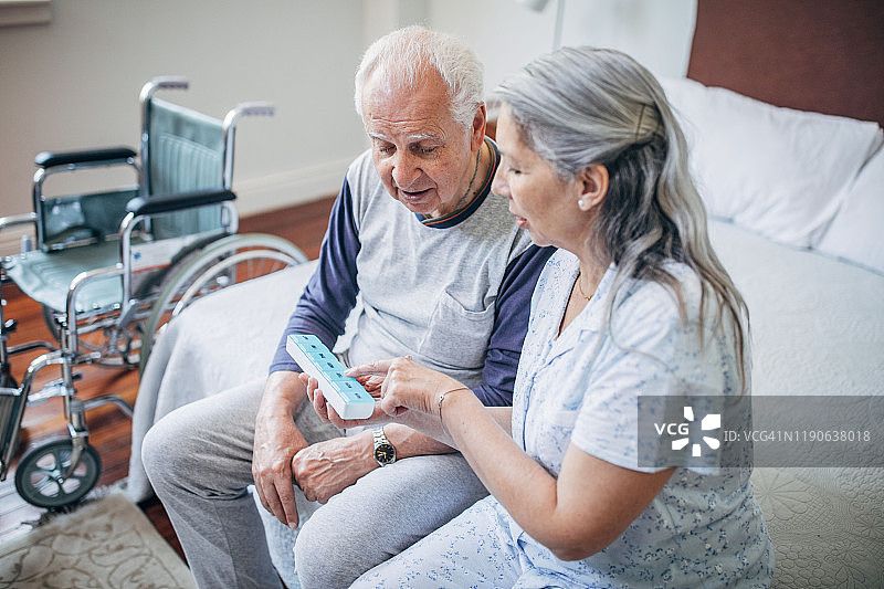 年长夫妇整理药盒图片素材