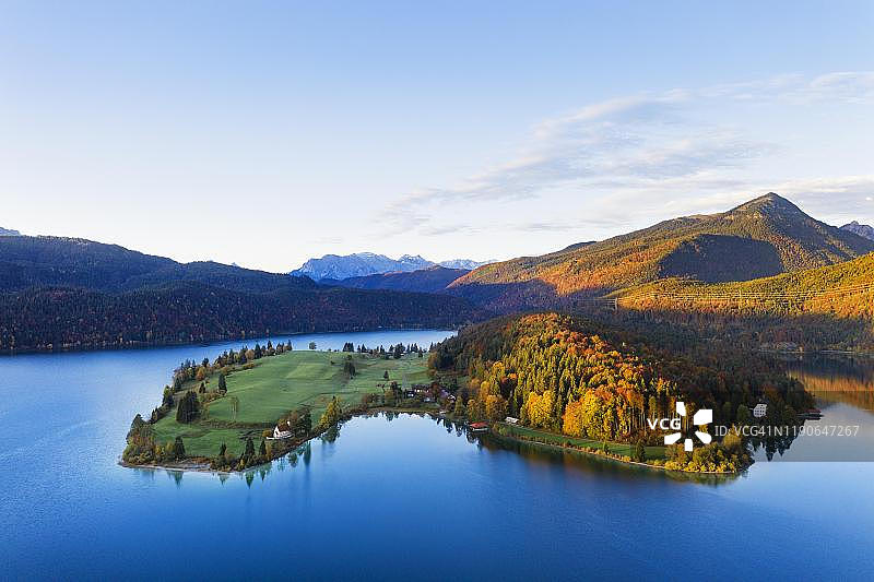 清晨阳光下的瓦尔兴湖和茨维尔格恩半岛,右侧为西梅茨贝格,航拍视角,上巴伐利亚,巴伐利亚,德国图片素材