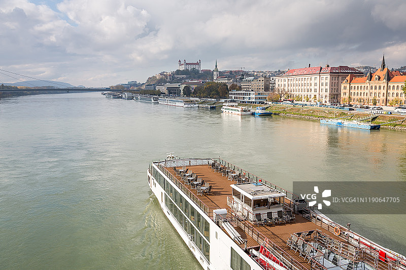 在多瑙河航行的游轮图片素材