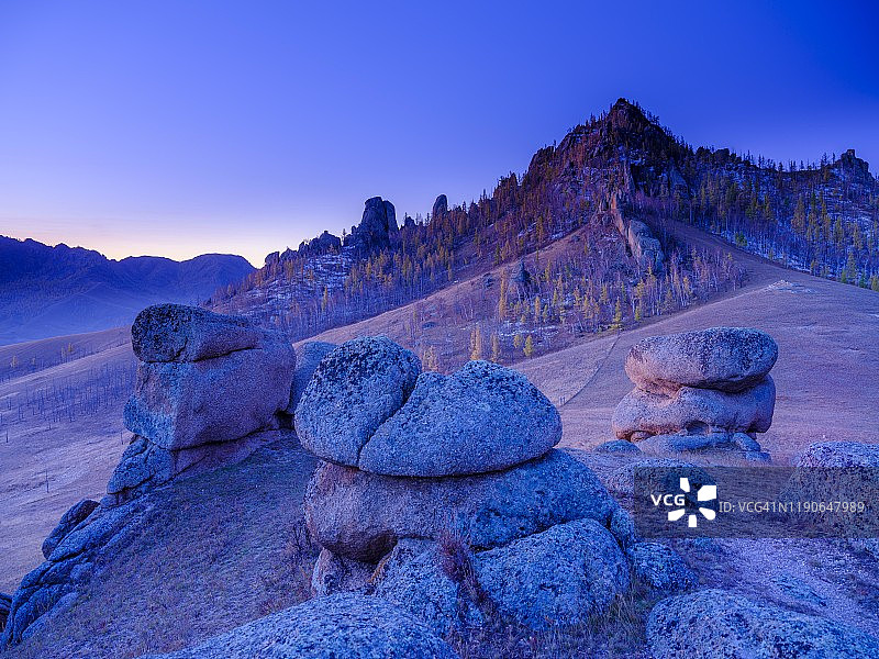 黎明时分，蒙古乌兰巴托戈尔奇-特雷勒吉国家公园的岩层图片素材