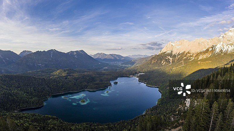 德国巴伐利亚艾比湖和楚格峰航拍全景图片素材