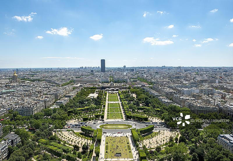城市景观：从埃菲尔铁塔俯瞰战神广场和蒙帕纳斯大厦，法国巴黎图片素材