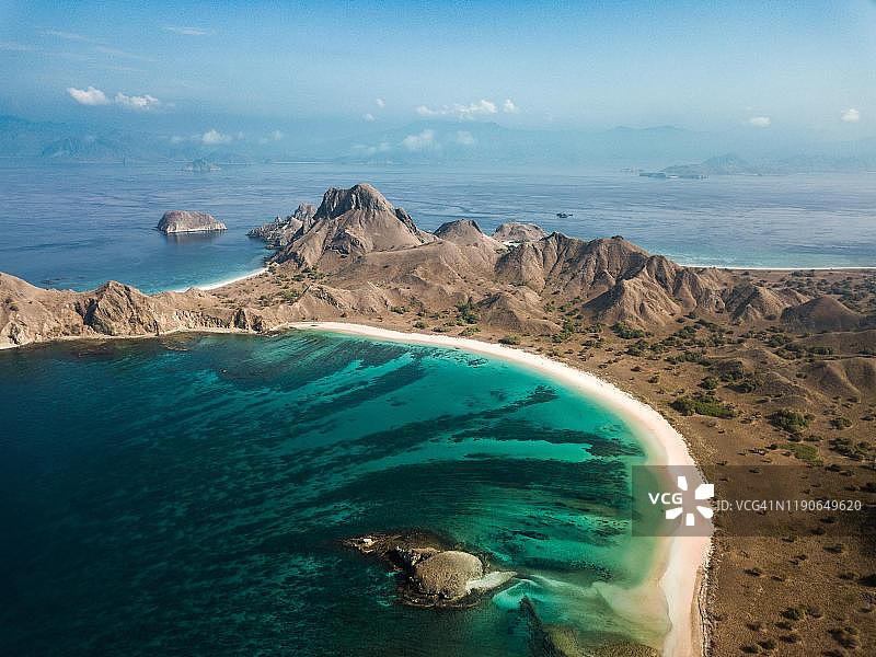 印度尼西亚帕达尔岛热带海滩山景航拍图片素材