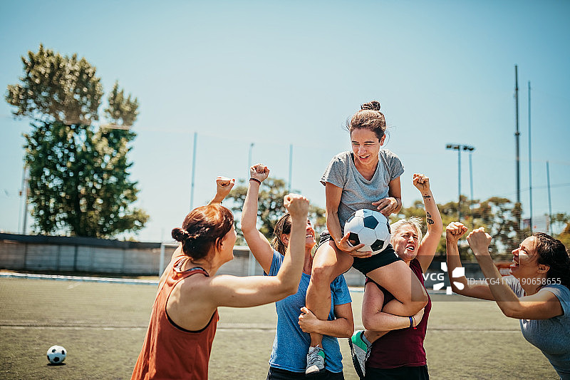 女足队伍在获胜后举起队长图片素材