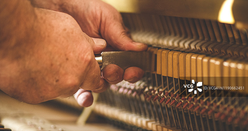 乐器技师修理钢琴图片素材