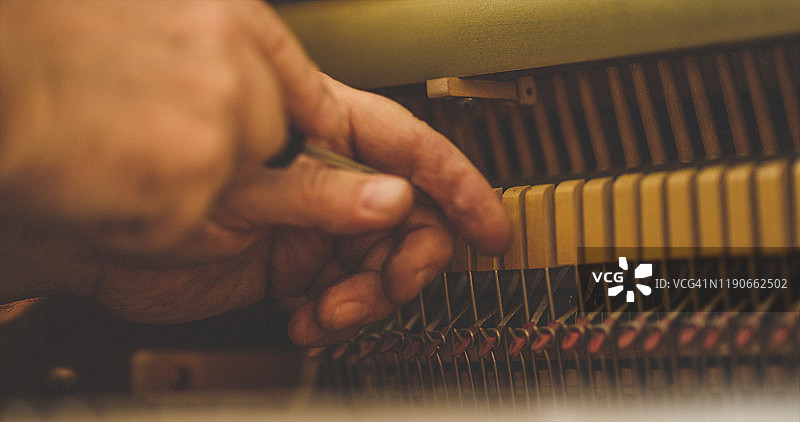 乐器技师修理钢琴图片素材