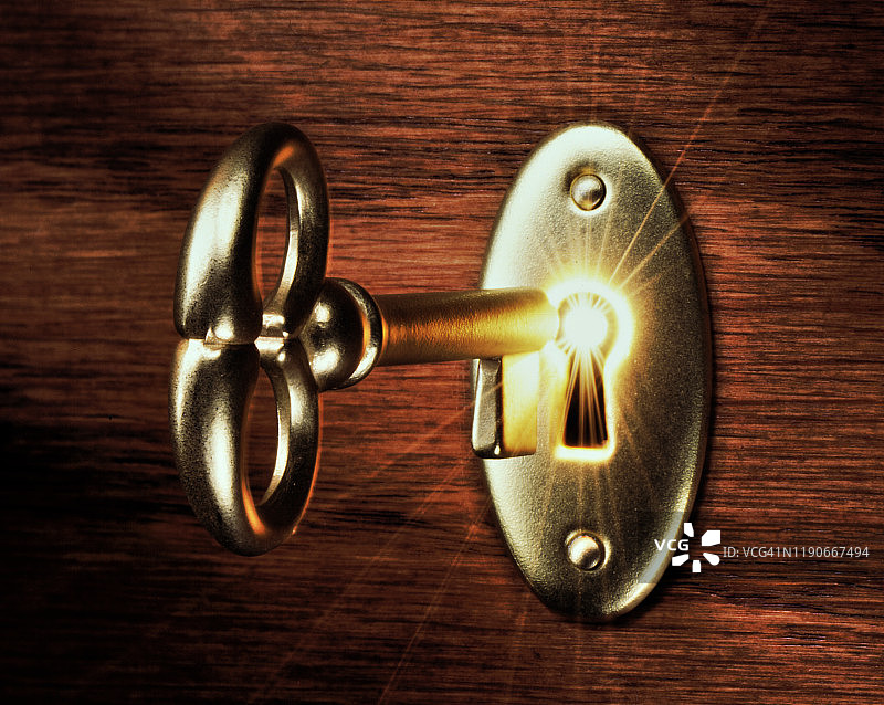 闪耀魔法光芒的金钥匙孔图片素材