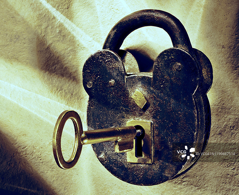 带钥匙的古董锁图片素材