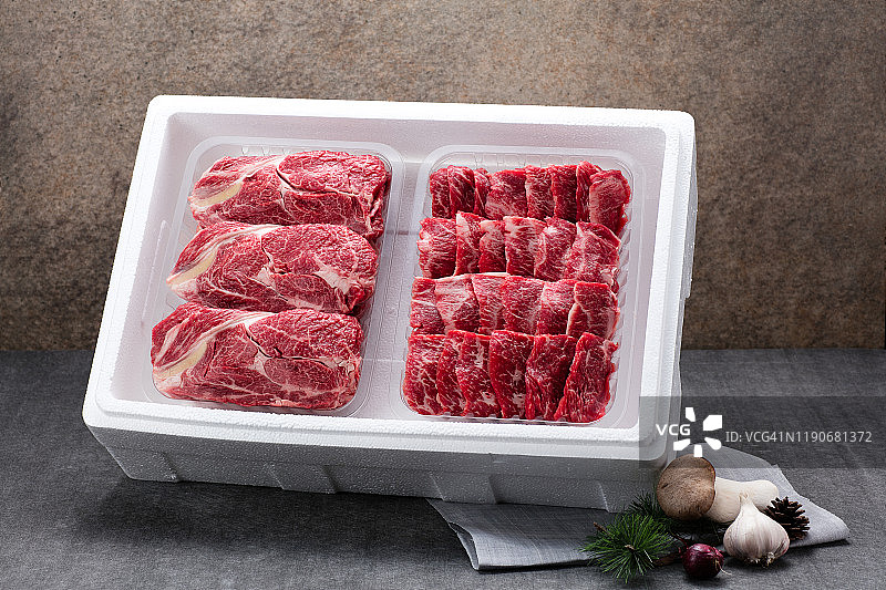 里脊肉和牛胸肉礼盒图片素材