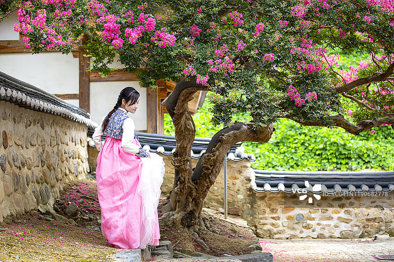 身穿韩服的女子，韩国论山图片素材