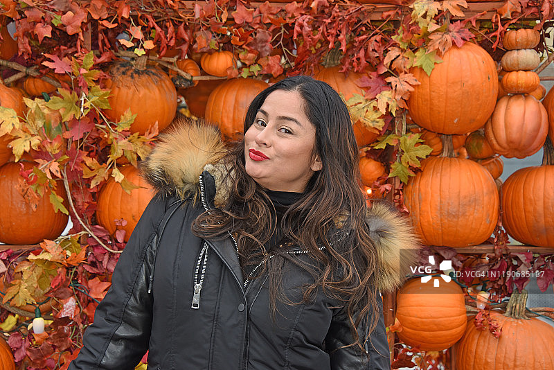 在曼哈顿下城南街海港秋季摄影期间拍摄的女性模特照片图片素材