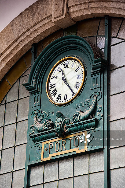 波尔图圣本托火车站的时钟图片素材