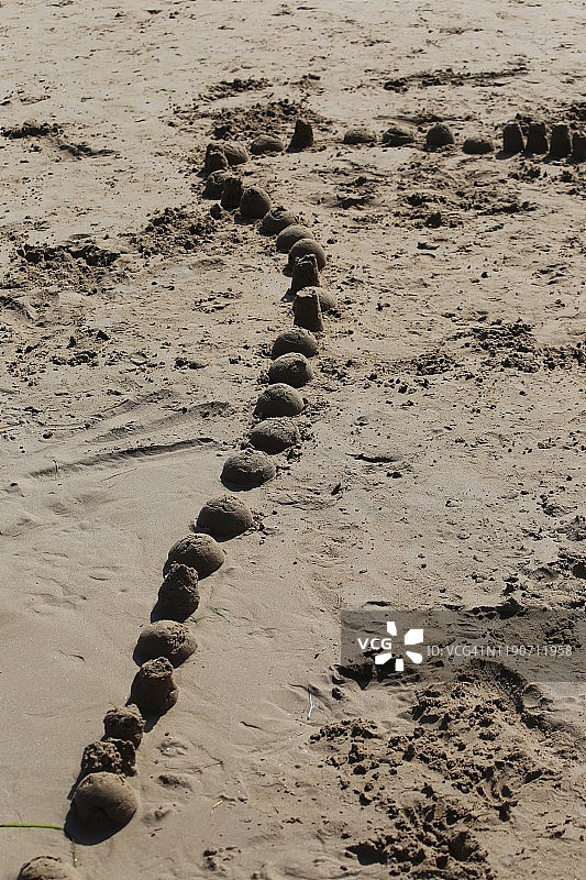 儿童在沙滩上制作的形状特写图片素材