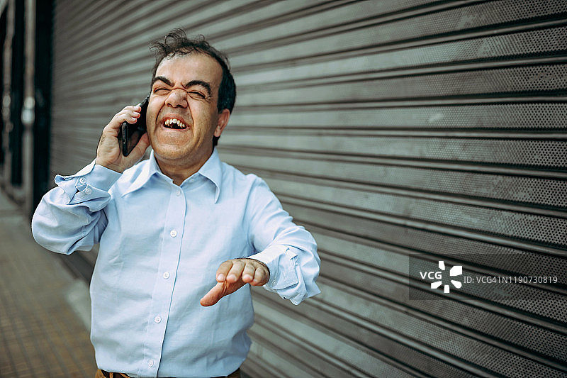 用手机交谈的矮个子男人图片素材