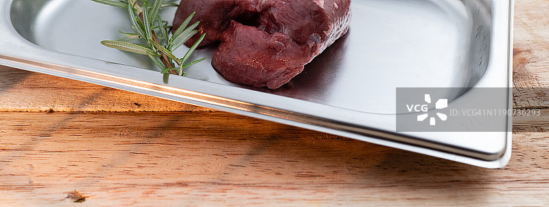 狍鹿和迷迭香图片素材