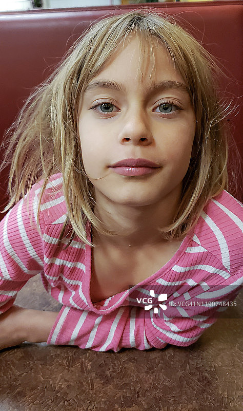 头发凌乱的小女孩的肖像图片素材