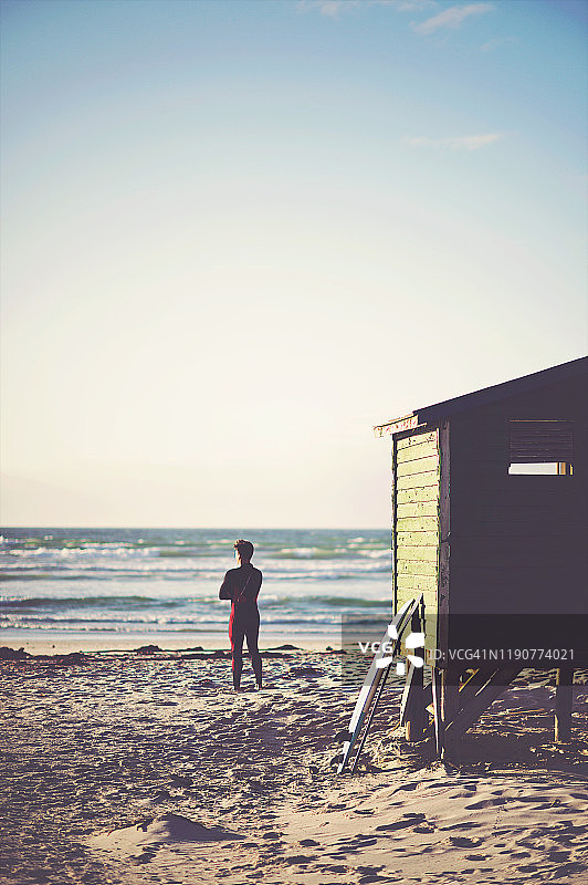 划桨前在海边热身拉伸图片素材