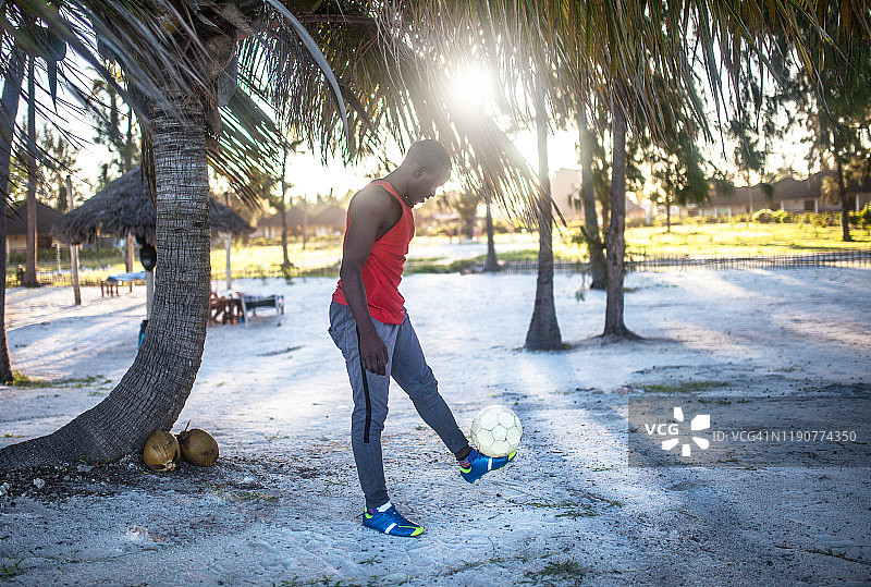 踢足球的非洲青少年图片素材